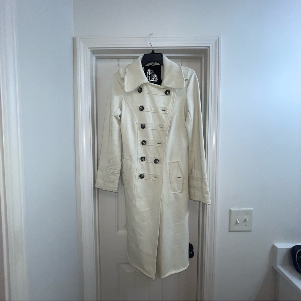 Chic Ivory Double-Breasted Trench Coat